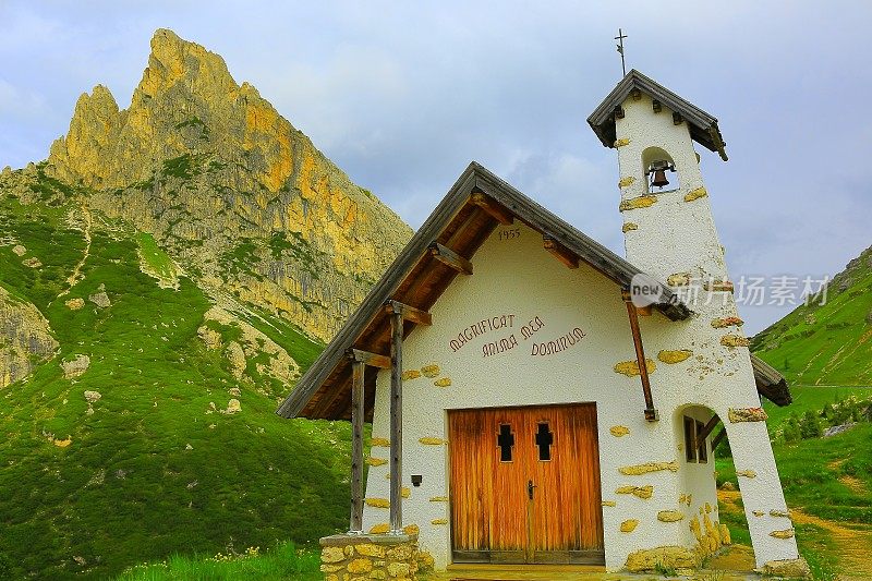 阿尔卑斯教堂教堂Falzarego, Dolomites，意大利泰洛阿尔卑斯山